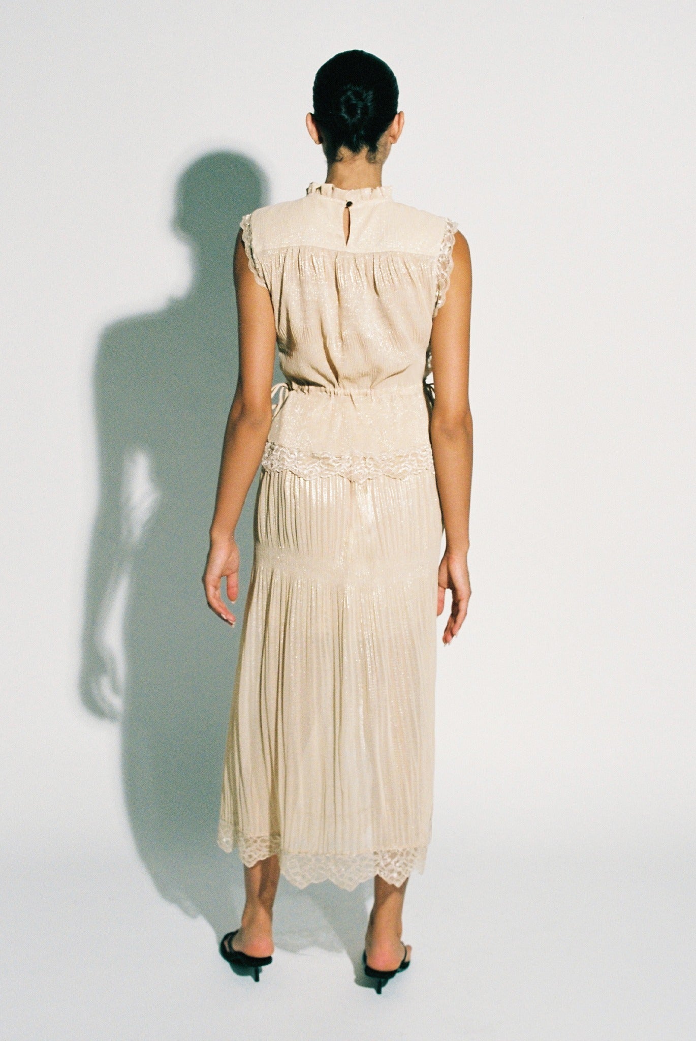 SABINA MUSAYEV - pleated_chiffon_w_foil_golden_blonde_pre_fall_25_26